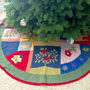Beautiful tree skirt 58 inches